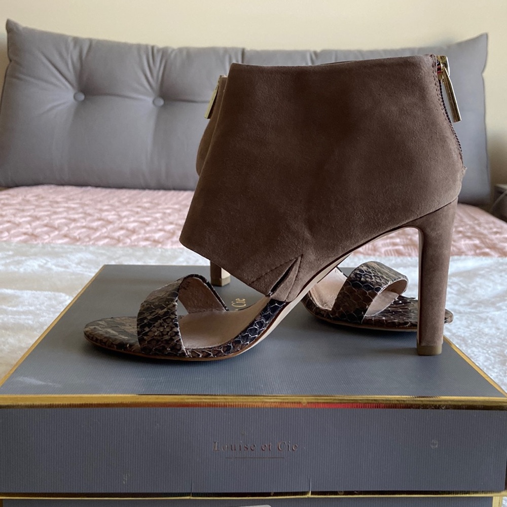 Lo-Zinna Ankle Cuff Heels